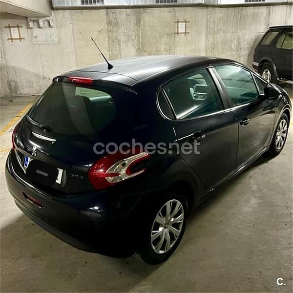 Usado Peugeot 208 Active 82 CV (60 kW) 2014 Negro Utilitario