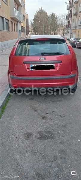 Usado Ford Focus Ghia 115 CV (84 kW) 2006 Rojo Berlina