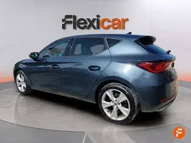 Usado Seat Leon FR 116 CV (85 kW) 2025 Gris / plata Berlina