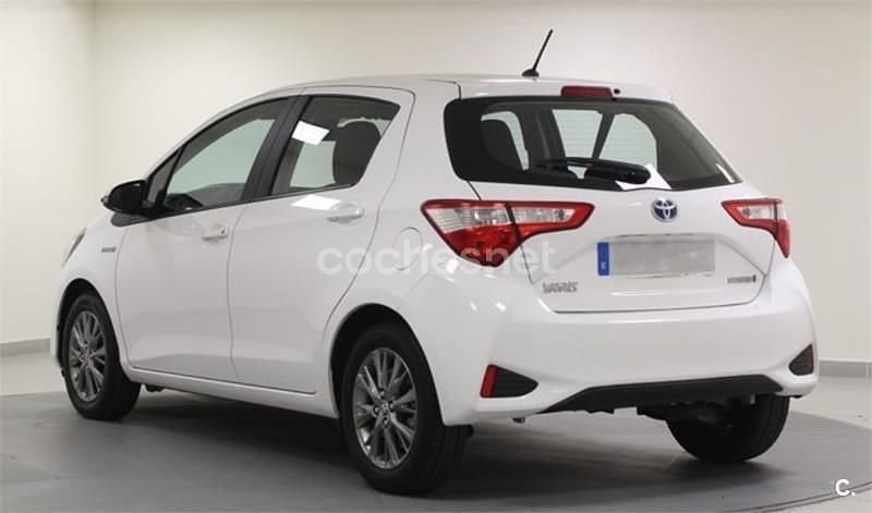 Usado Toyota Yaris Hybrid Active 100 CV (73 kW) 2019 Blanco Berlina