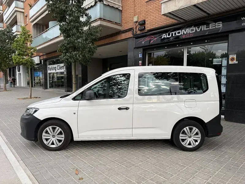 Usado VW Caddy Beach 102 CV (75 kW) 2021 Blanco Monovolumen