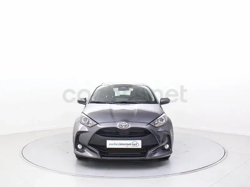 Usado Toyota Yaris Hybrid Active 116 CV (85 kW) 2025 Gris / plata Berlina
