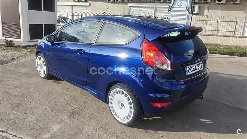 Usado Ford Fiesta Trend 100 CV (73 kW) 2014 Azul Berlina