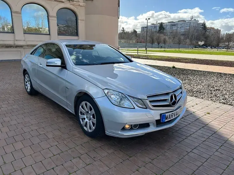 Usado Mercedes E250 204 CV (150 kW) 2010 Gris / plata Coupe