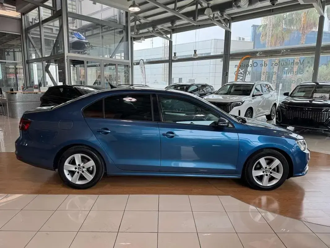 Usado VW Jetta Advance 110 CV (80 kW) 2016 Azul Berlina