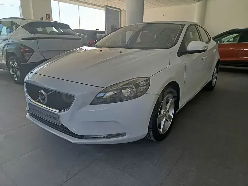 Usado Volvo V40 Kinetic 120 CV (88 kW) 2017 Blanco Berlina