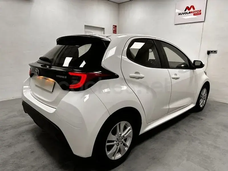 Usado Toyota Yaris Hybrid Active 116 CV (85 kW) 2021 Blanco Berlina