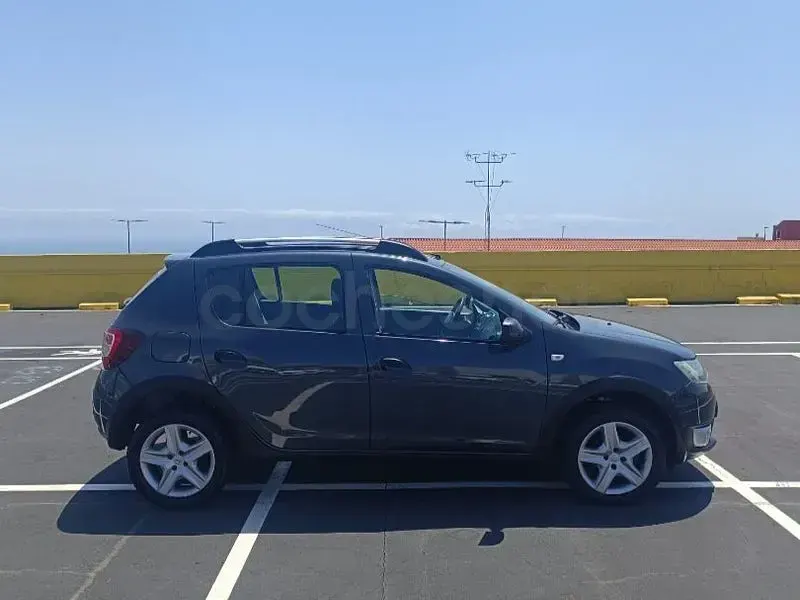 Usado Dacia Sandero Stepway 90 CV (66 kW) 2017 Gris / plata Berlina