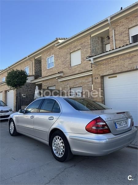 Usado Mercedes E270 Avantgarde 177 CV (130 kW) 2004 Gris / plata Berlina