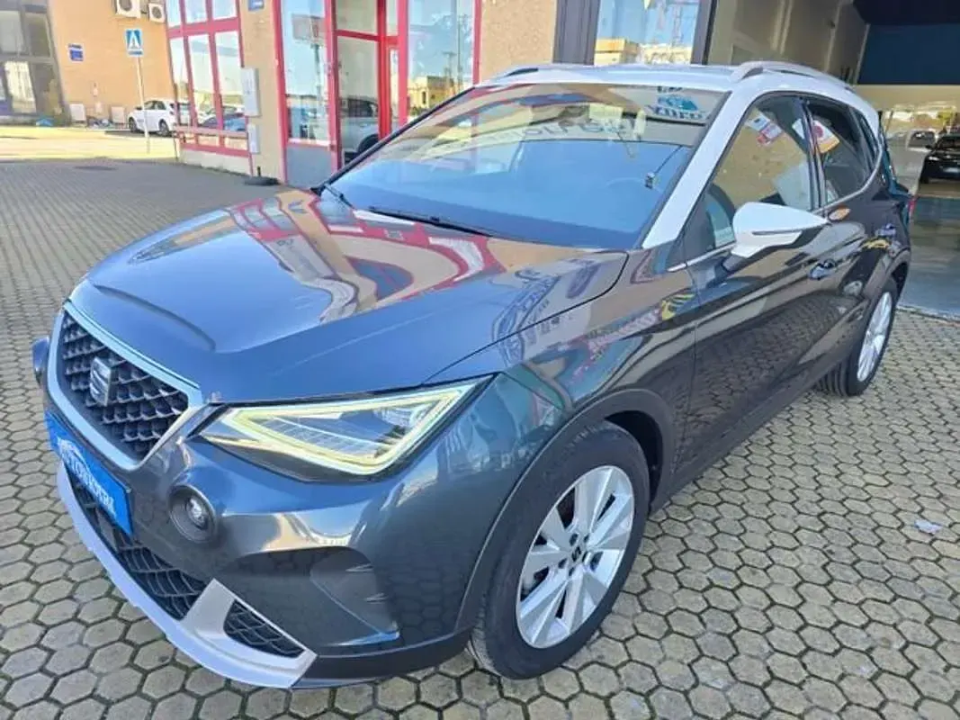 Usado Seat Arona Reference 110 CV (80 kW) 2022 Gris / plata SUV
