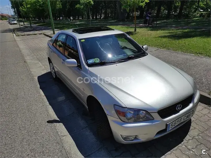 Usado Lexus IS200 155 CV (114 kW) 2003 Gris / plata Berlina