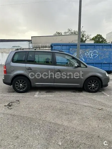 Usado VW Touran Conceptline 105 CV (77 kW) 2006 Gris / plata Monovolumen