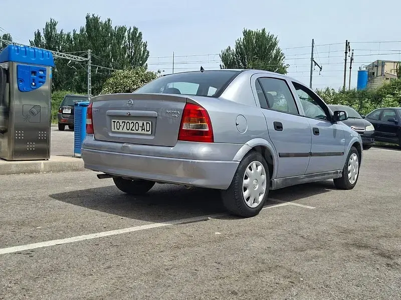 Usado Opel Astra Comfort 100 CV (73 kW) 1999 Gris / plata Familiar