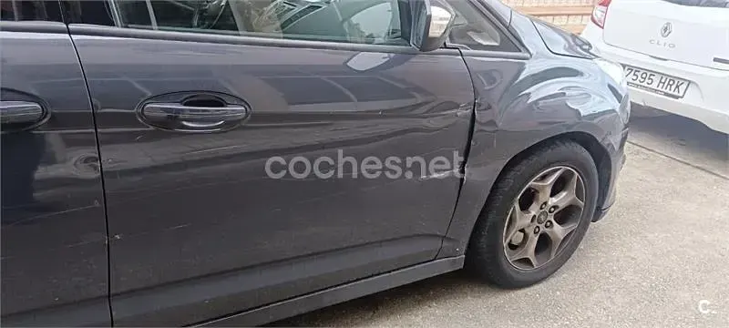 Usado Ford Grand C-Max Trend 115 CV (84 kW) 2014 Gris / plata Monovolumen
