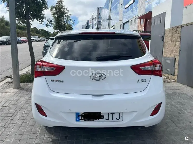 Usado Hyundai i30 GO! 135 CV (99 kW) 2016 Blanco Berlina