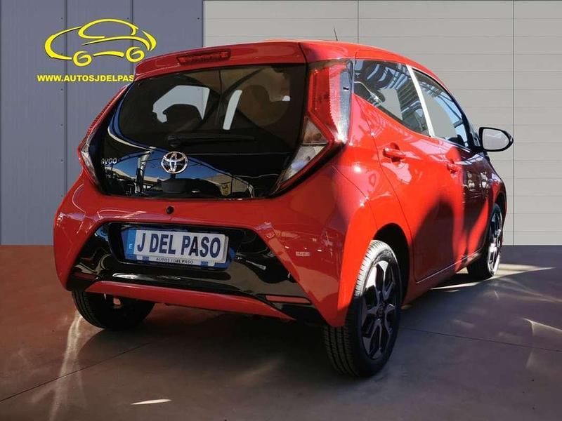 Usado Toyota Aygo X-play 72 CV (52 kW) 2021 Rojo Utilitario