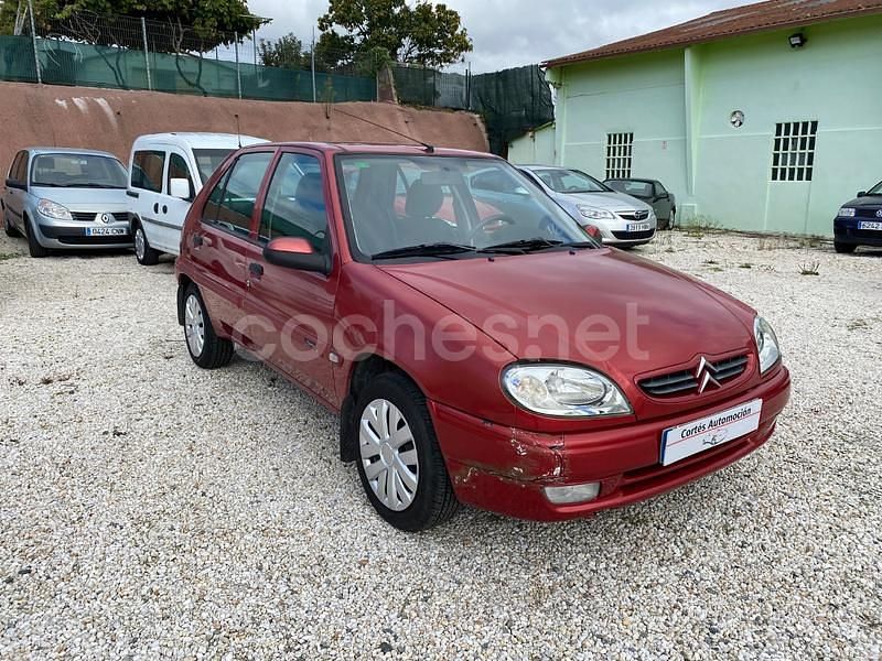 Usado Citroën Saxo 58 CV (42 kW) 2001 Granate Utilitario