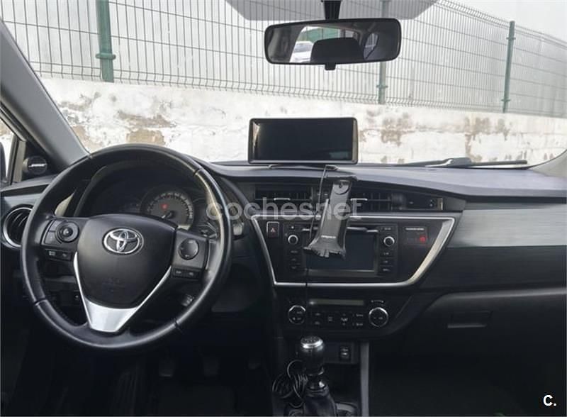 Usado Toyota Auris Business Edition 90 CV (66 kW) 2014 Blanco Berlina