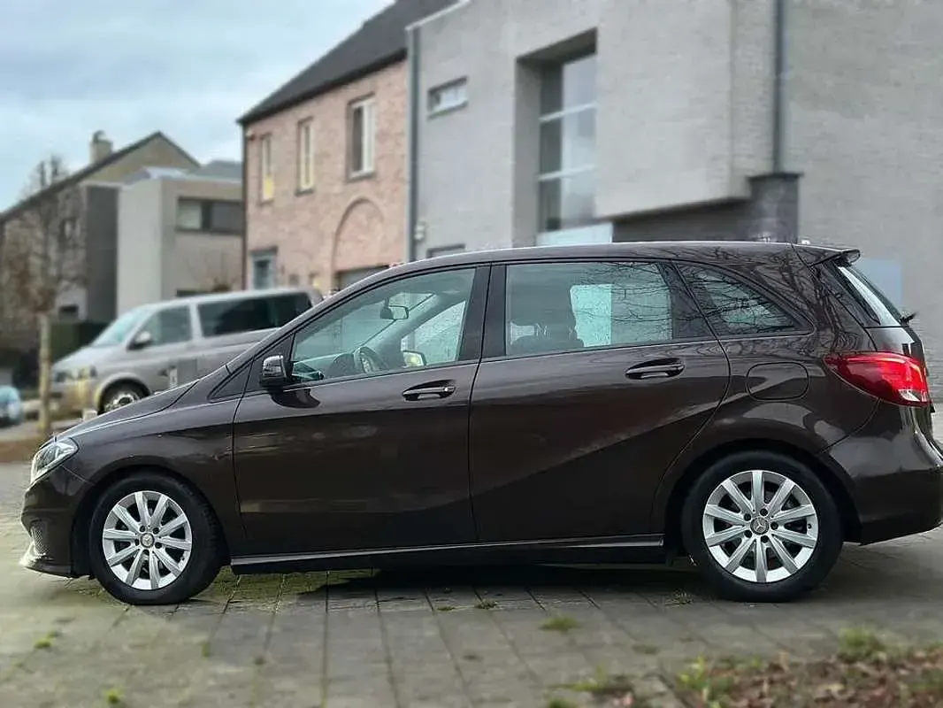 Usado Mercedes B180 109 CV (80 kW) 2015 Marrón Monovolumen