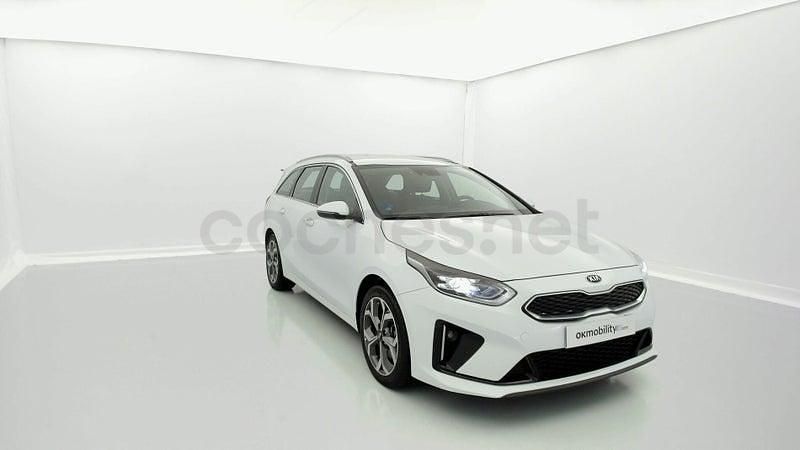 Usado Kia Ceed 136 CV (100 kW) 2021 Rojo Utilitario
