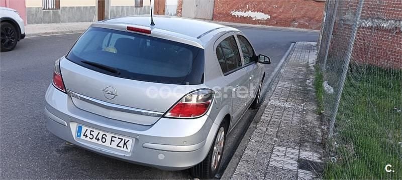 Usado Opel Astra Cosmo 100 CV (73 kW) 2008 Gris / plata Berlina