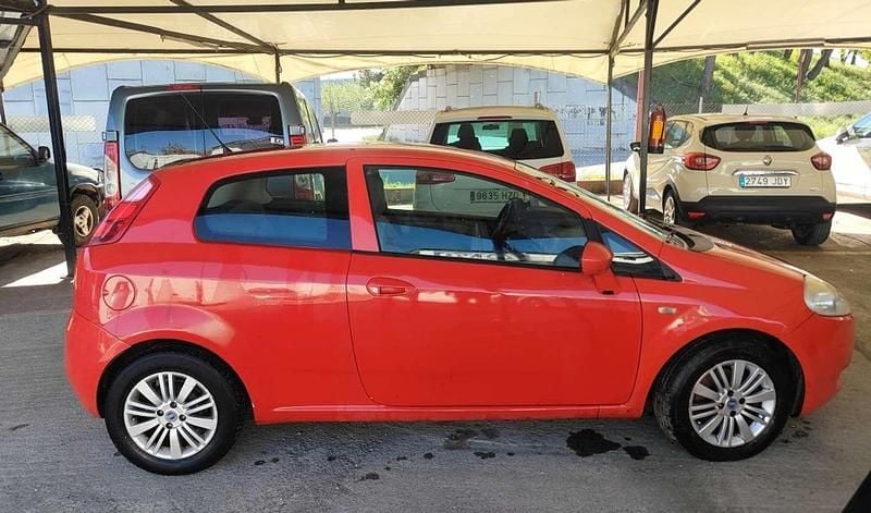 Usado Fiat Punto Dynamic 70 CV (51 kW) 2006 Rojo Utilitario
