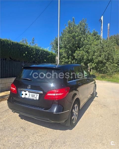 Usado Mercedes B180 122 CV (89 kW) 2012 Negro Monovolumen