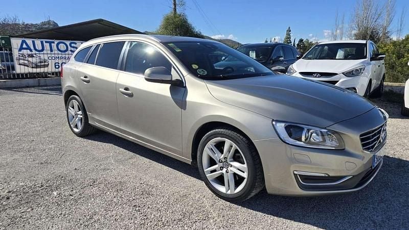 Usado Volvo V60 Momentum 136 CV (100 kW) 2014 Beige Familiar