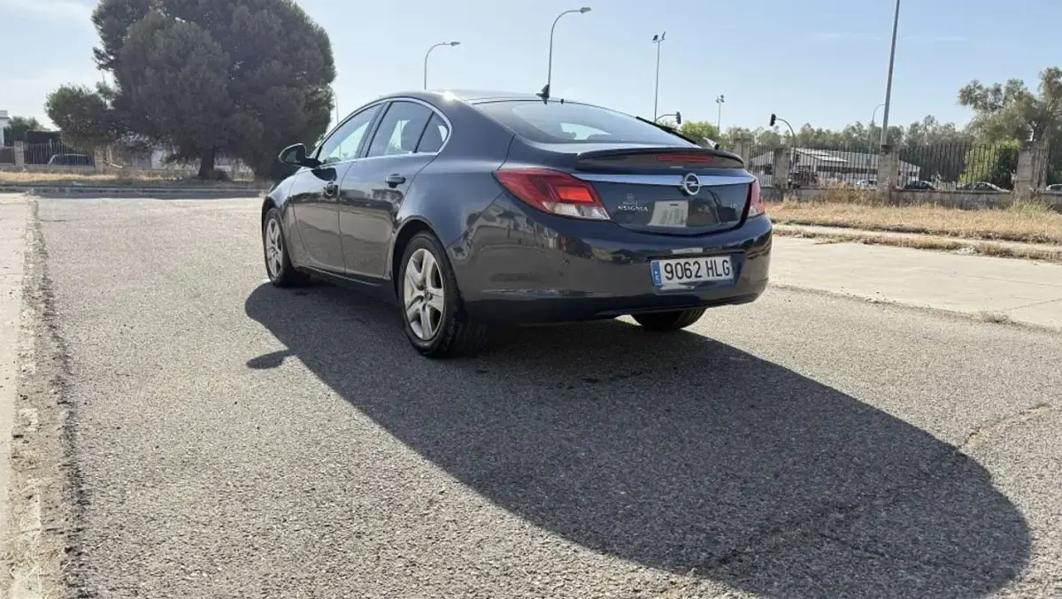 Usado Opel Insignia Edition 131 CV (96 kW) 2012 Azul Berlina