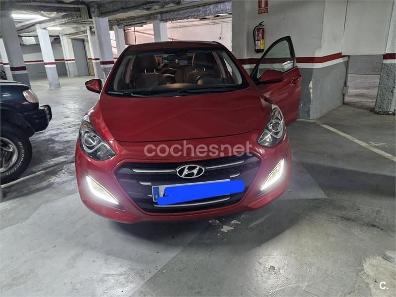 Usado Hyundai i30 100 CV (73 kW) 2017 Rojo Berlina