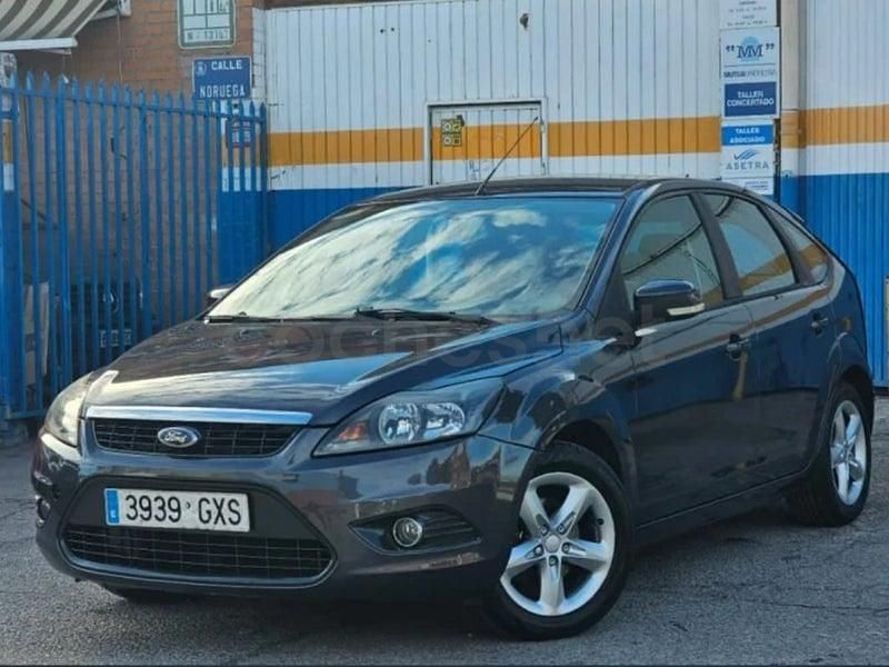 Usado Ford Focus Trend 125 CV (91 kW) 2010 Gris / plata Berlina