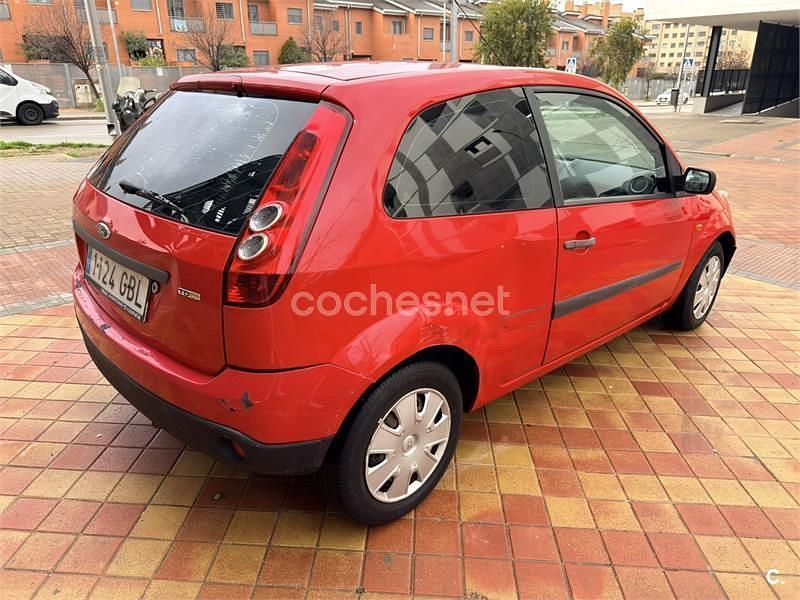 Usado Ford Fiesta Futura 68 CV (50 kW) 2008 Rojo Berlina