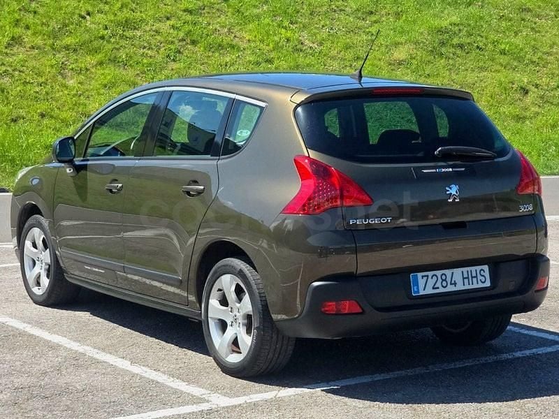Usado Peugeot 3008 Style 112 CV (82 kW) 2012 Marrón Familiar