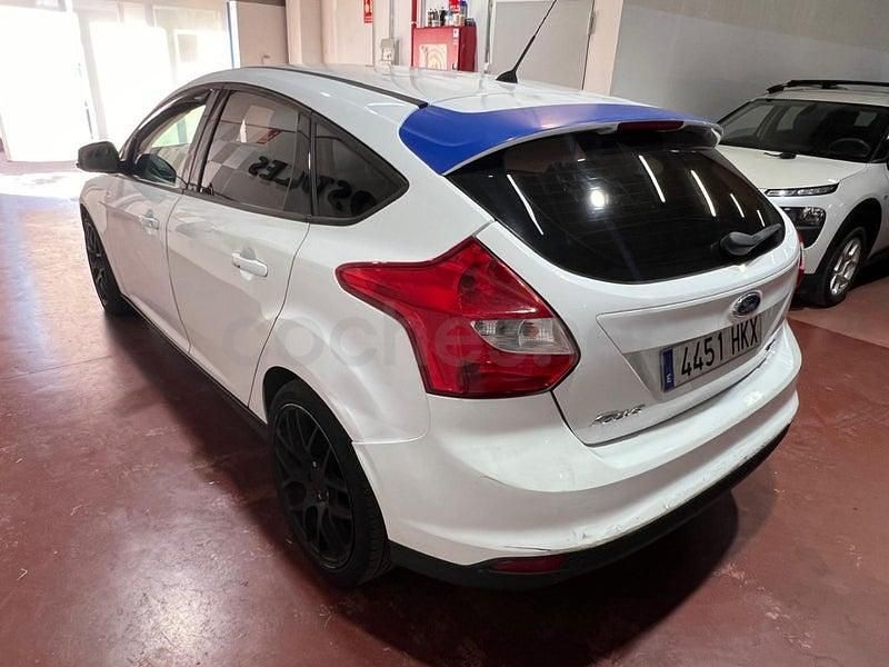 Usado Ford Focus Trend 100 CV (73 kW) 2012 Blanco Berlina