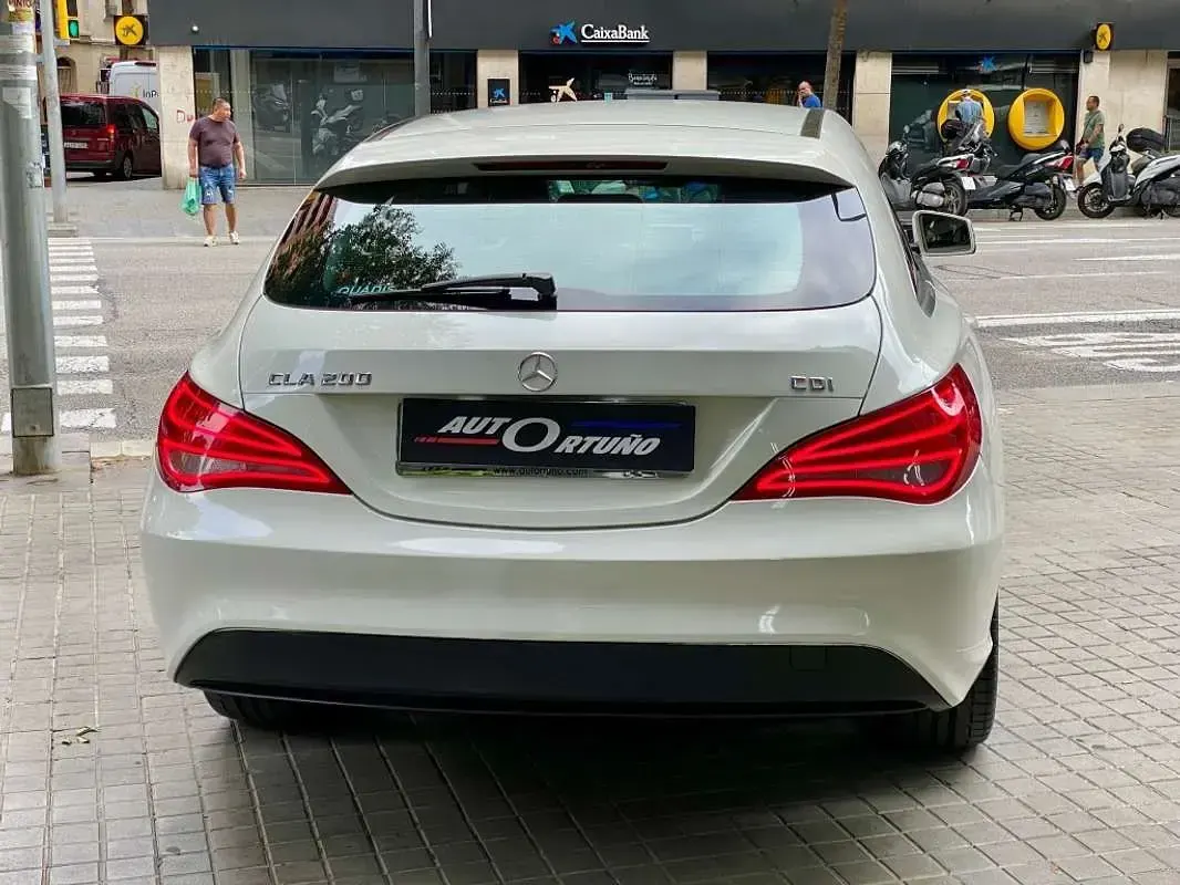 Usado Mercedes CLA200 Shooting Brake Urban 136 CV (100 kW) 2015 Blanco Familiar