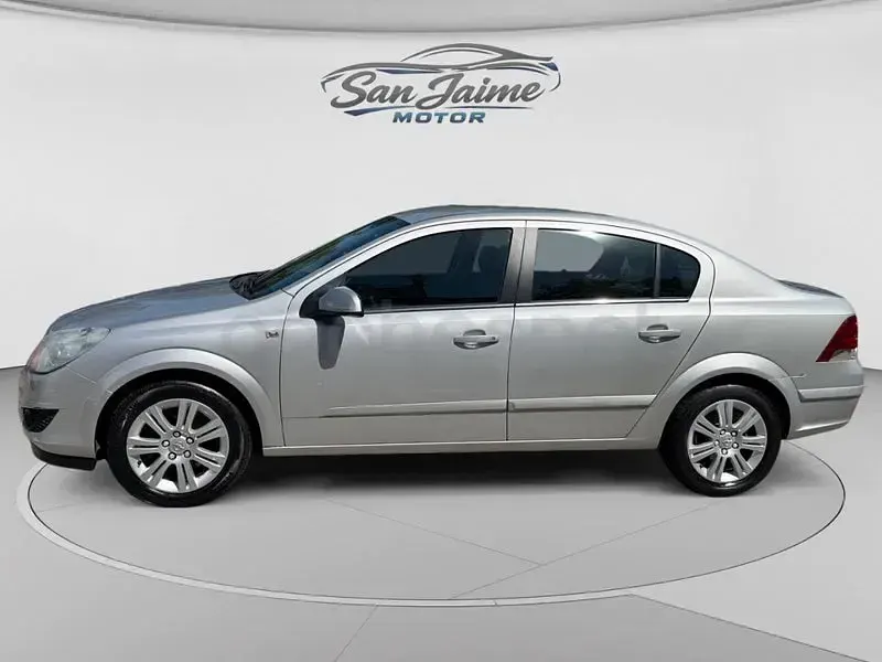 Usado Opel Astra Edition 110 CV (80 kW) 2010 Gris / plata Berlina