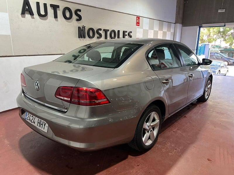 Usado VW Passat 105 CV (77 kW) 2012 Gris / plata Berlina
