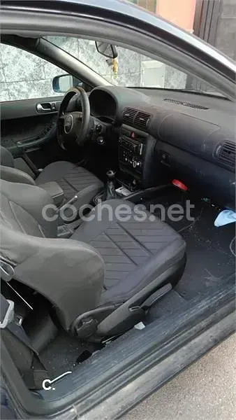 Usado Audi A3 Attraction 130 CV (95 kW) 2001 Azul Utilitario