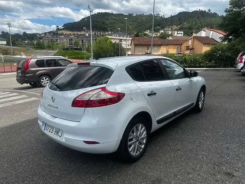 Usado Renault Mégane Authentique 100 CV (73 kW) 2012 Blanco Berlina
