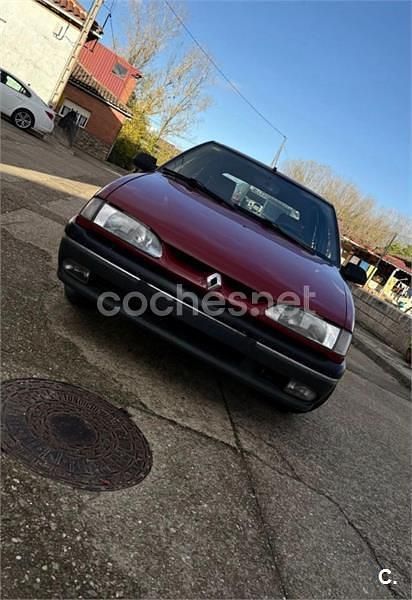 Rojo Usado 1993 Renault R9 Berlina | 2000 € - Imagen 1/4