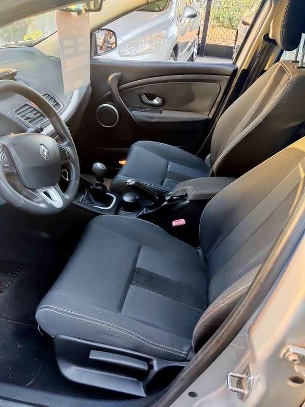 Usado Renault Mégane III Business 106 CV (77 kW) 2009 Plateado Utilitario