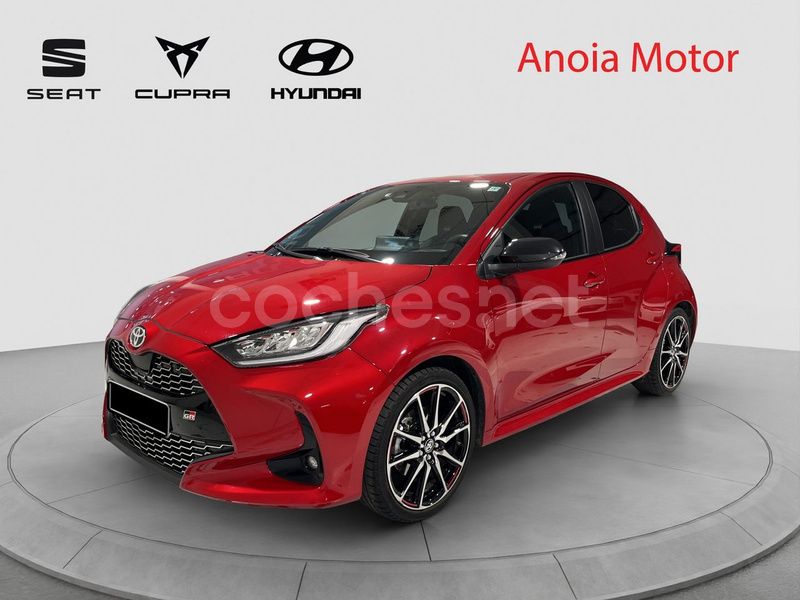 Rojo Usado 2023 Toyota Yaris Hybrid Sport Berlina | 22.950 € (Un poco caro) - Imagen 1/4