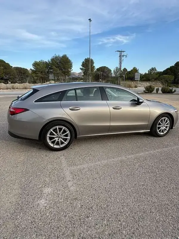 Usado Mercedes CLA200 Shooting Brake 163 CV (119 kW) 2020 Beige Familiar