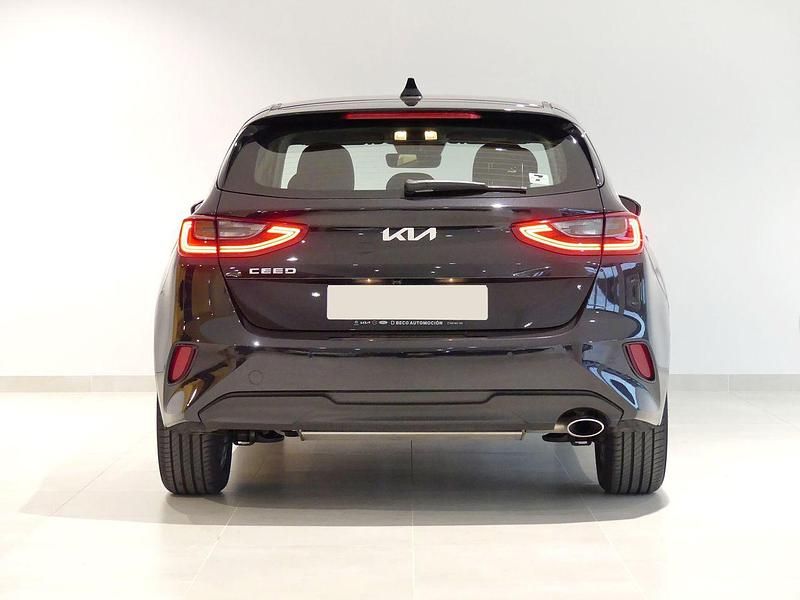 Usado Kia Ceed 120 CV (88 kW) 2023 Negro Utilitario