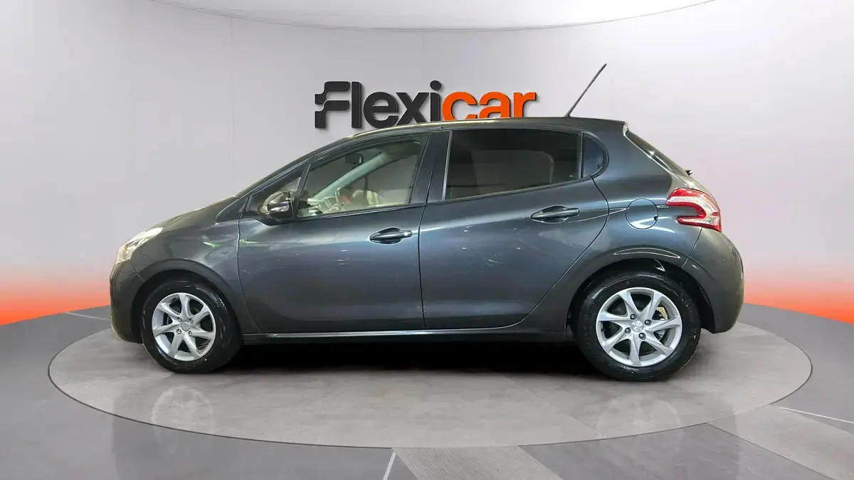 Usado Peugeot 208 Allure 92 CV (67 kW) 2015 Gris Utilitario