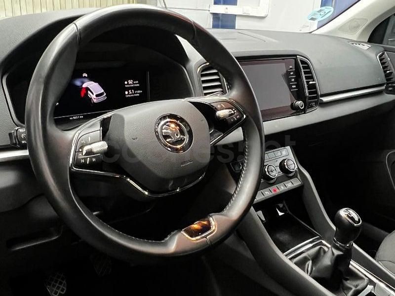 Usado Skoda Karoq Ambition 115 CV (84 kW) 2022 Gris / plata SUV