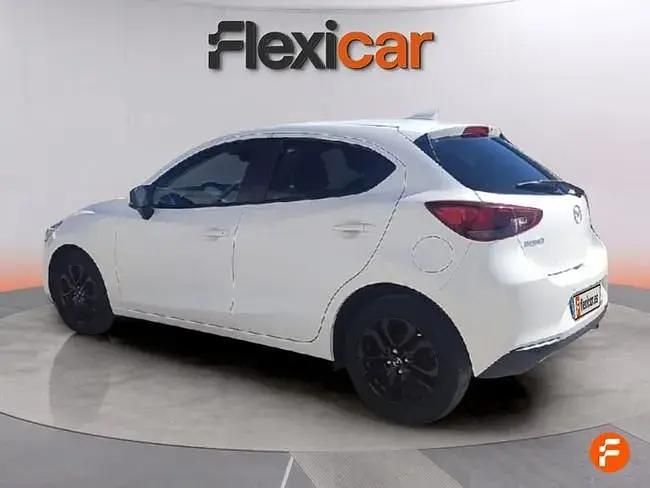 Käytetty Mazda 2 90 HP (66 kW) 2021 Valkoinen Sedan