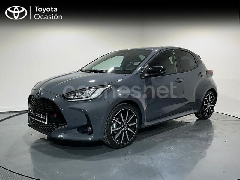 Gris / plata Usado 2025 Toyota Yaris Hybrid Sport Berlina | 23.990 € (Precio justo) - Imagen 1/4