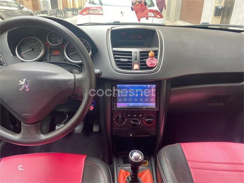 Usado Peugeot 207 70 CV (51 kW) 2007 Rojo Berlina