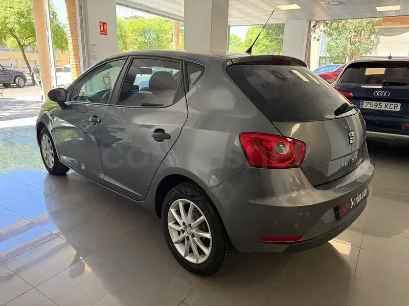Usado Seat Ibiza Reference 85 CV (62 kW) 2013 Gris / plata Berlina